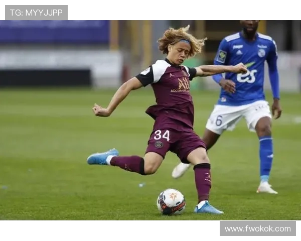 哈维西蒙斯:从青训新星到足坛闪耀之星的成长之路 哈维西蒙斯:从青训新星到足坛闪耀之星的成长之路